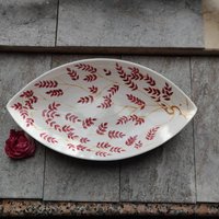 Ovale Obstschale Mit Burgunderfarbenen Blättern Aus Weißer Und Burgunderfarbener Keramik, Ovales Mittelstück, Handbemaltes Taschentablett von Ceramichedera
