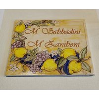 Personalisierte Keramiktafel Für Zu Hause, Handgefertigte, Graphitfarbene Und Handbemalte Tafeln Häuser, Hotels, B & Bs, Geschenk Das Brautpaar Personalisierte Keramiktafel Für Zu Hause, Handgefertigte, Graphitfarbene Und Handbemalte Tafeln Häuser, Hotels, B & Bs, Geschenk Das Brautpaar von Ceramichedera