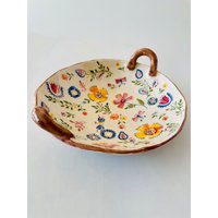 Blumen Gemusterte Braune Schüssel Mit Griff Blumen Gemusterte Braune Schüssel Mit Griff von CeramicoByZelis