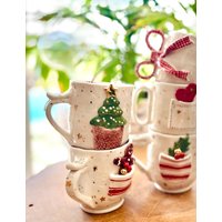 Handgemachte Keramik Weihnachtsbaum-Becher, Mit Gold Handgemachte Keramik Weihnachtsbaum-Becher, Mit Gold von CeramicoByZelis