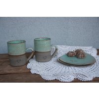 2 Keramiktassen Und Keramikteller - Set Aus Kaffeetassen Mit Herz in Schwarz Henkel Keramiktellern Hochzeitsgeschenk von CeramicsBySigi