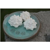 Set Von Zwei Kleinen Keramiktellern - Kleines Keramikgeschirr Kleine Türkisfarbene Teller Mit 3 Blumen von CeramicsBySigi