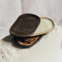 Keramik Seifenschale, Handgemachtes Bad Accessoire, Seifenablage Mit Rillen von CeramicsMadeByLila