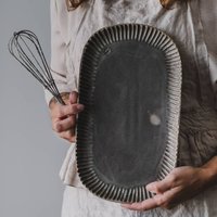 Rustikale Grün/Weiße Keramik Servierplatte Flache Backform Pasta Salat Teller Hand Geworfen Steinzeug Geschirr Handgemacht von CeramicsStories