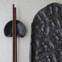 Schwarz Wabi Sabi Keramik Servierplatte Artis Kuchen Platte Sandwich Salat Handgemachte Rustikale Geschirr Steinzeug Gif von CeramicsStories