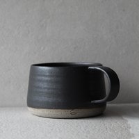 Schwarz Weiße Kaffeetasse Handgefertigte Steinzeug Tasse Kaffee-Liebhaber-Geschenk Für Sie Artis Keramik Teetasse Mit Griff von CeramicsStories