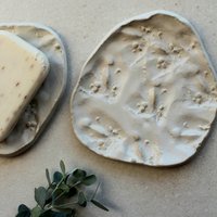 Weiße Seifenschale Handgemachter Keramikteller Handwerkerkeramikteller Steinzeugkeramikgeschenk von CeramicsStories
