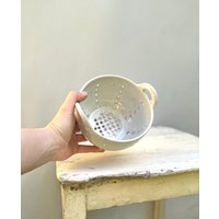 Berry Bowl in Weiß - Mit Henkeln von CeramicsbyAnnika