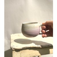 Kugelige Tasse in Magnolia von CeramicsbyAnnika