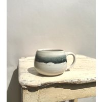 Kugelige Tasse in Nebelwald von CeramicsbyAnnika