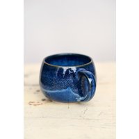Kugelige Tasse in Tiefsee von CeramicsbyAnnika
