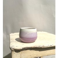 Kugeliger Becher in Magnolia von CeramicsbyAnnika