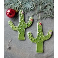 2 Kaktus Keramik Weihnachtsschmuck, Blumen Kakteen Weihnachtsbaum Ornamente, Saguaro Dekoration, Sukkulenten von Ceraminic