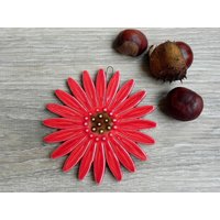 Keramik Gänseblümchen Wanddekoration Rote Blume Ornament Braune Punkte von Ceraminic