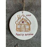 Personalisierte Lebkuchenhaus, Weihnachten Familie Ornamente, 2023 Holiday Home Dekoration, Ornament in Einer Geschenkbox von Ceraminic