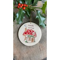 Personalisierte Pilz Zwergenhaus, Weihnachtsfamilie Ornamente, 20201 Urlaub Dekoration, Ornament in Einer Geschenkbox von Ceraminic