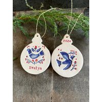 Personalisierte Retro Blau Vogel Weihnachtsbaum Ornamente, Und Blumen Folk Keramik Individuelle Traditionelle Urlaub Haus Dekoration Personalisierte Retro Blau Vogel Weihnachtsbaum Ornamente, Und Blumen Folk Keramik Individuelle Traditionelle Urlaub Haus Dekoration von Ceraminic