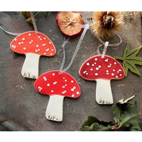 Pilz Ornamente Rote Weihnachten Keramik Orange Urlaub Woodlandl Rustikal Home Decor Recycled Box 3Er-Set Pilz Ornamente Rote Weihnachten Keramik Orange Urlaub Woodlandl Rustikal Home Decor Recycled Box 3Er-Set von Ceraminic