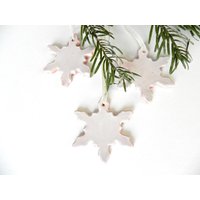 Weihnachtsschmuck Schneeflocke Keramik Rustikale Dekoration Weiß Umweltfreundliche Ornament Set Von 3 Hochzeitsgeschenk von Ceraminic