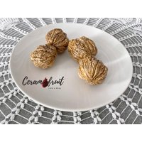 4 Keramik Walnuss Tischdekoration, Teil Ihrer Obst Komposition Auf Dem Tisch von CeramoFruit
