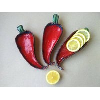 Chili-Pfeffer-Serviertablett Pod Obst-Serviertablett Grüne & Rote Keramik Keramikobst Handgemachte Gemüse-Früchte Aus Ton Chili-Pfeffer-Serviertablett Pod Obst-Serviertablett Grüne & Rote Keramik Keramikobst Handgemachte Gemüse-Früchte Aus Ton von Ceramystery