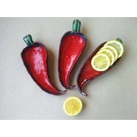 Chili-Pfeffer-Serviertablett Pod Obst-Serviertablett Grüne & Rote Keramik Keramikobst Handgemachte Gemüse-Früchte Aus Ton von Ceramystery