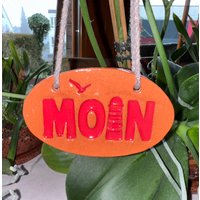 Dekoration Keramik Aufhängeschild Moin Rot Glasiert Von Hand Modelliert Und Bei 1050 Grad Hoch Gebrannt Unikat 11, 5 X 7 cm Dekoration Keramik Aufhängeschild Moin Rot Glasiert Von Hand Modelliert Und Bei 1050 Grad Hoch Gebrannt Unikat 11, 5 X 7 cm von Ceratina