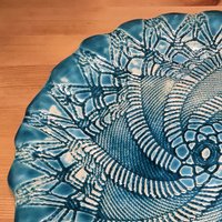33 cm Große Schale Flach Keramik in Der Farbe Türkis Wurde Mit Einem Muster Bearbeitet, Bei 1050 Grad Gebrannt Keramikunikat 33 cm Große Schale Flach Keramik in Der Farbe Türkis Wurde Mit Einem Muster Bearbeitet, Bei 1050 Grad Gebrannt Keramikunikat von Ceratina