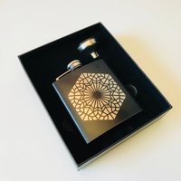 Geomental - Schwarz Edelstahl Kolben Geschenk Für Ihn Hochzeit Trauzeugen Heilige Geometrie Zerebrale Konzepte Graviert Geomental - Schwarz Edelstahl Kolben Geschenk Für Ihn Hochzeit Trauzeugen Heilige Geometrie Zerebrale Konzepte Graviert von CerebralConcepts