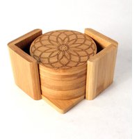 Geometer Freude - Runde Bambus Untersetzer Set 6 Zerebrale Konzepte Dekoration Gravierte Holz Mit Halter von CerebralConcepts