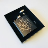 Metatrons Würfel - Schwarzer Edelstahl Flachmann Heilige Geometrie Weihnachtliches Geschenk Weihnachtsgeschenk Idee Metatrons Würfel - Schwarzer Edelstahl Flachmann Heilige Geometrie Weihnachtliches Geschenk Weihnachtsgeschenk Idee von CerebralConcepts