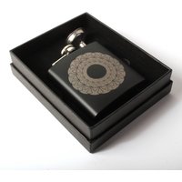 Tortuous Torus - Edelstahl Kolben Geschenk Für Ihn Hochzeit Trauzeugen Heilige Geometrie Zerebrale Konzepte Graviert Tortuous Torus - Edelstahl Kolben Geschenk Für Ihn Hochzeit Trauzeugen Heilige Geometrie Zerebrale Konzepte Graviert von CerebralConcepts