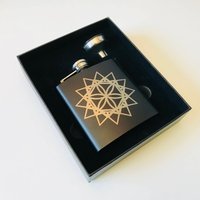 sternsamen - Schwarz Edelstahl Kolben Geschenk Für Ihn Hochzeit Trauzeugen Heilige Geometrie Zerebrale Konzepte Graviert sternsamen - Schwarz Edelstahl Kolben Geschenk Für Ihn Hochzeit Trauzeugen Heilige Geometrie Zerebrale Konzepte Graviert von CerebralConcepts