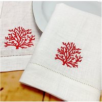 Mit Red Coral Reef Bestickte Leinenservietten Erhöhen Sie Ihre Tischplatte Mit Coastal Chic von CfoxLinenCreations