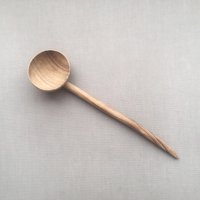 Handgeschnitzter Nussbaumlöffel Handgeschnitzter Nussbaumlöffel von ChachachaCo