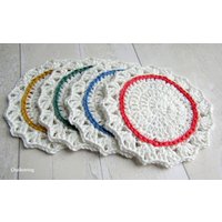 Set Für Untersetzer Aus Gehäkelter Baumwolle Weiß Mit Buntem Rand von Chalkstring