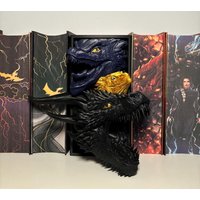 Buchstütze 3 Drachen in Schwarz, Gold, Dunkelblau | Book Nook Mit Handbemalten Augen - Artikelnr. Bd-Dd von ChantiPrints3D