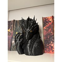 Buchstütze Drache, Frostdrache - Drachen Book Nook Schwarz Mit Goldenen Augen Und Kralle Oder Ohne Box Artikelnr. Bd-Fr Buchstütze Drache, Frostdrache - Drachen Book Nook Schwarz Mit Goldenen Augen Und Kralle Oder Ohne Box Artikelnr. Bd-Fr von ChantiPrints3D