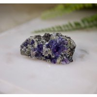 Rohfluorit + Pyrit Exemplar von ChantillyAura
