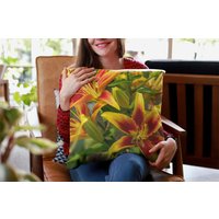 Florales Dekokissen | Florale Geschenke Blumen Akzent Kissen Tageslienkissen Blumenkissen Sofakissen von ChaosPrintsStudio