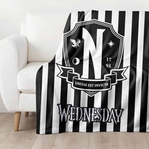 Character World Wednesday Wohn-Decke 130x170 cm ☆ Coral Fleece-Decke Wednesday Addams Fanartikel, Wappen Kuscheldecke für Kinder, Teenager und Erwachsene ☆ Nevermore Geschenke, Wednesday Merch von Character World