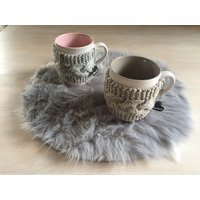 Tassenwärmer Gestrickt Mit Zopfmuster in Beige-Meliert Und Grau-Meliert von CharliesHandmadeShop