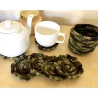 Set Von 6 Baumwolle Gehäkelte Untersetzer Mit Behälter - Camouflage | Versandfertig von CharlotteCrochet