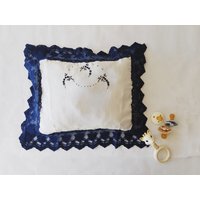 Vorrätig Handbestickter Baby Kissenbezug Silbergrau & Marineblau Mit Marinefarbener Spitzenbesatz - Stickerei Kinderwagen-/Wiegekissen Inklusive von CharlottesDrawer