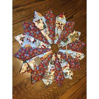 26 in Durchmesser, Mini, Teresa Kogut, Polar Bear, Schneemann, Weihnachtsmann, Weihnachtsbaum Rock Vintage Stoff, Gesteppt, Tierwelt 26 in Durchmesser, Mini, Teresa Kogut, Polar Bear, Schneemann, Weihnachtsmann, Weihnachtsbaum Rock Vintage Stoff, Gesteppt, Tierwelt von CharsStars