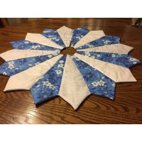 Gesteppter Weihnachtsbaum-Rock Blauer Weihnachtsstern, Silberfarbene Akzente | 26 Inch Gesteppter Weihnachtsbaum-Rock Blauer Weihnachtsstern, Silberfarbene Akzente | 26 Inch von CharsStars