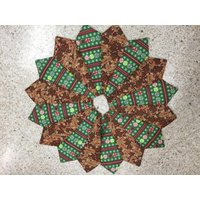 Gesteppter Weihnachtsbaum-Rock Glitzernder Lebkuchen & Pfefferminze, 66-cm Gesteppter Weihnachtsbaum-Rock Glitzernder Lebkuchen & Pfefferminze, 66-cm von CharsStars