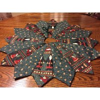 Gesteppter Weihnachtsbaum-Rock Vintage Debbie Mumm Santa, 145 cm Gesteppter Weihnachtsbaum-Rock Vintage Debbie Mumm Santa, 145 cm von CharsStars