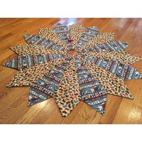 Tannenbaum-Rock, 145 cm Durchmesser, Teresa Kogut-stoff, Gequiltet, Wildtiere, Weihnachtsstrümpfe von CharsStars