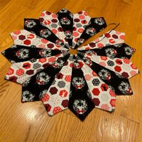 Weihnachtsbaum-Rock, Tischplatte, Mini, Hirsch, Schwarz, Rot, Weiß, Silber, Geweih Weihnachtsbaum-Rock, Tischplatte, Mini, Hirsch, Schwarz, Rot, Weiß, Silber, Geweih von CharsStars